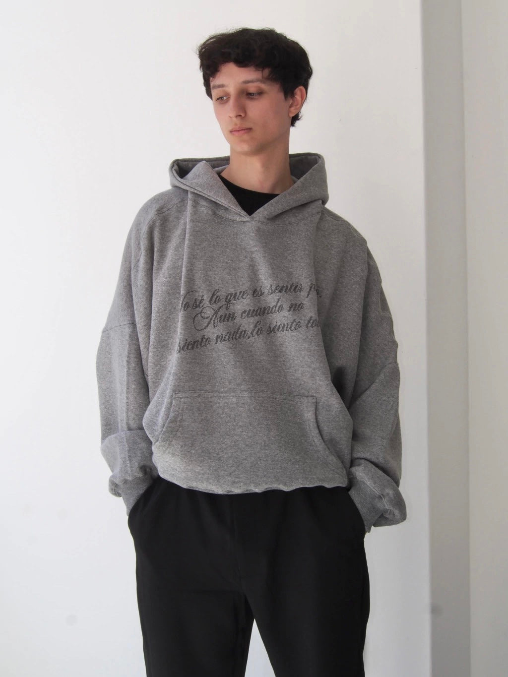 HOODIE "SENTIR POCO" OVERSIZED - GREY