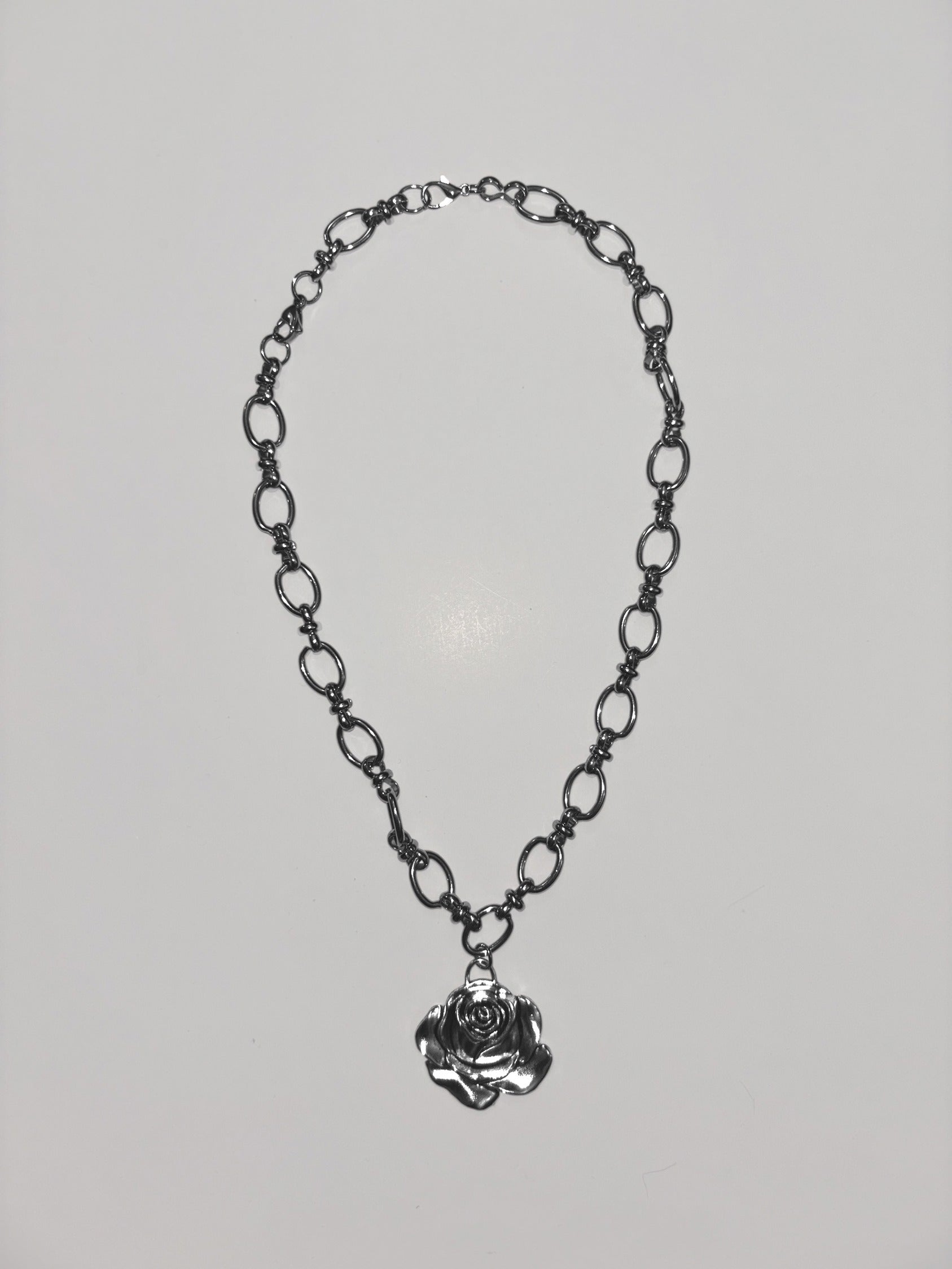 Roseus Necklace
