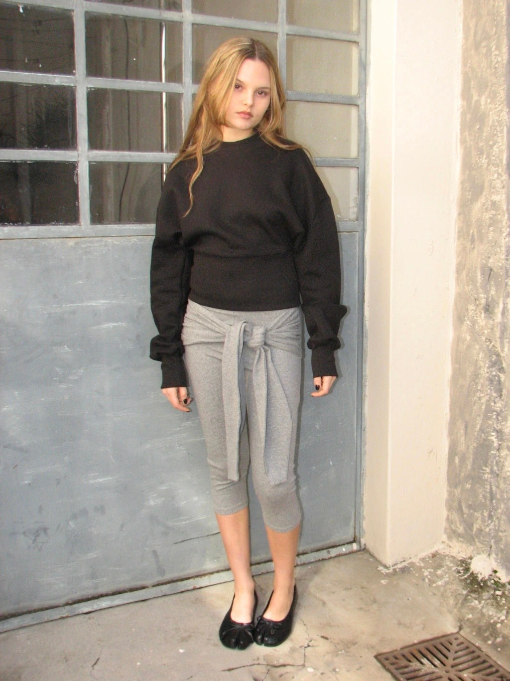 CREW FITTED SWEATSHIRT - BLACK