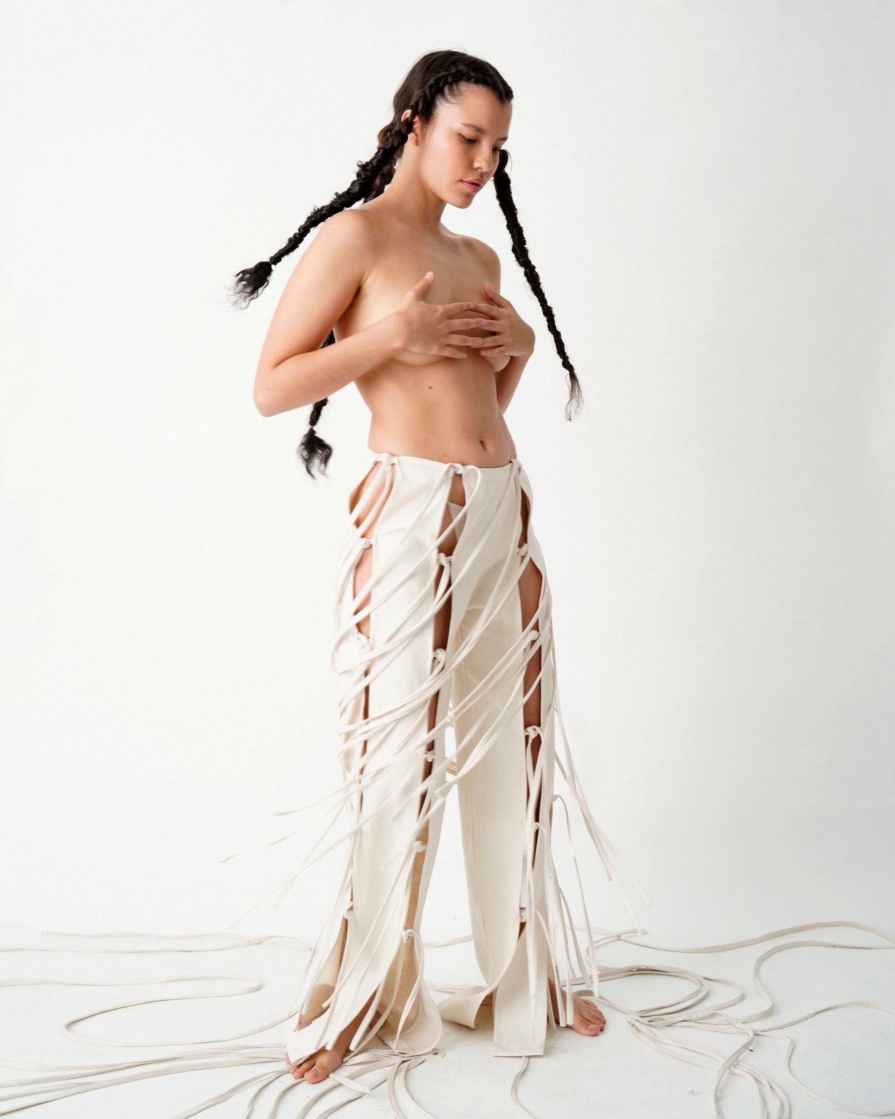 pantalón tiras largas, nudos y secretos