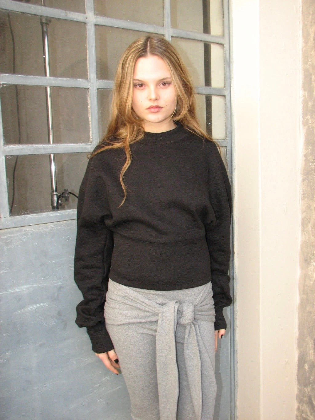 CREW FITTED SWEATSHIRT - BLACK