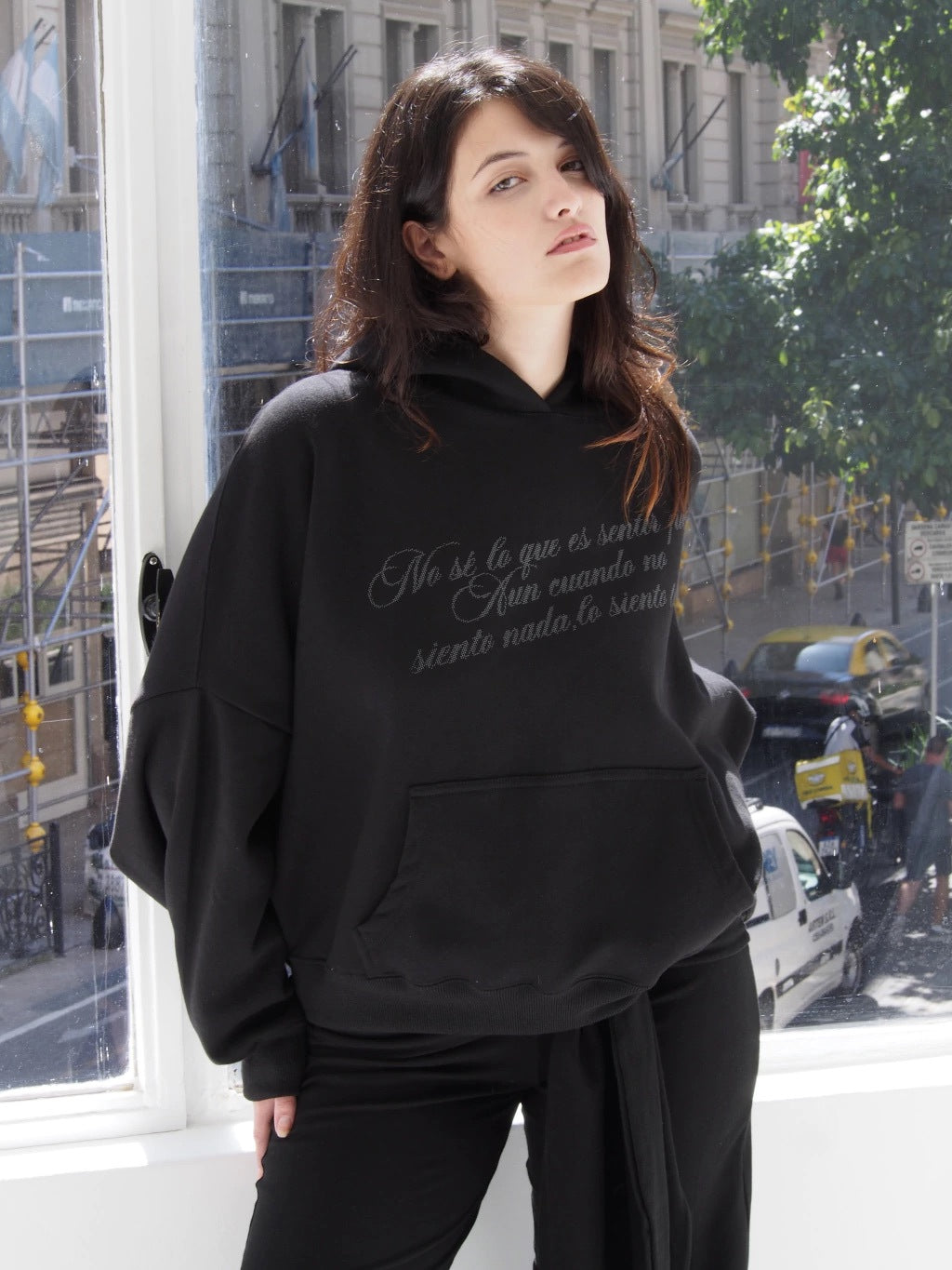 HOODIE "SENTIR POCO" OVERSIZE - BLACK