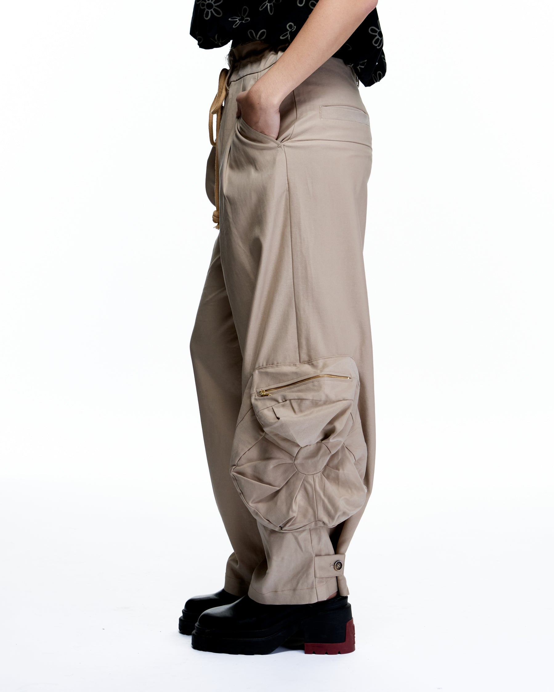 ASYMMETRIC FLOWER POCKETS CROPPED PANTS_SAND