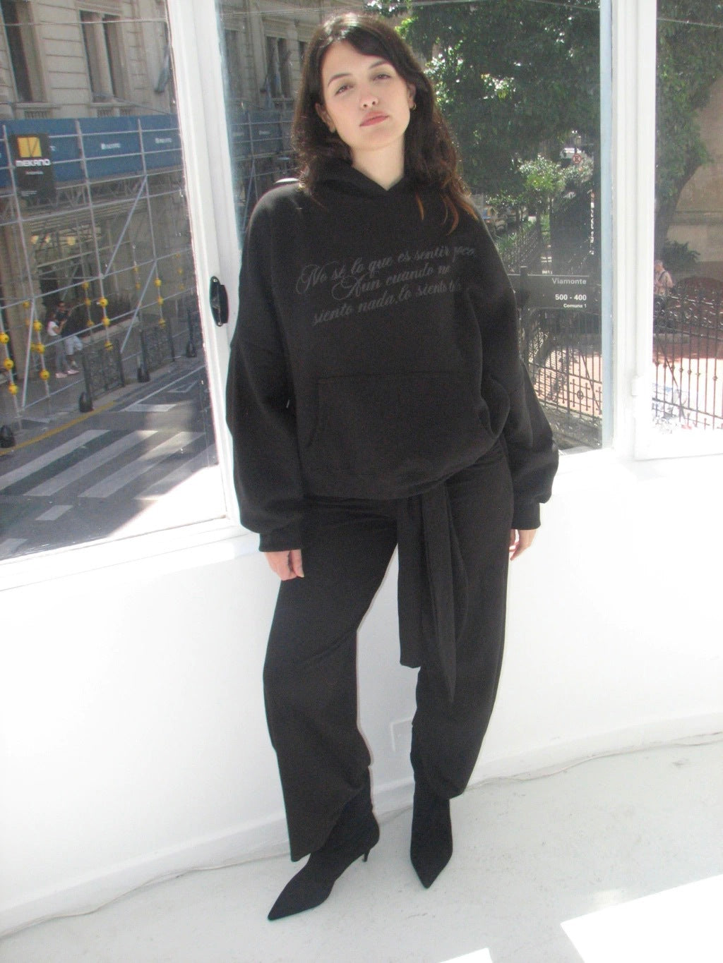 HOODIE "SENTIR POCO" OVERSIZE - BLACK