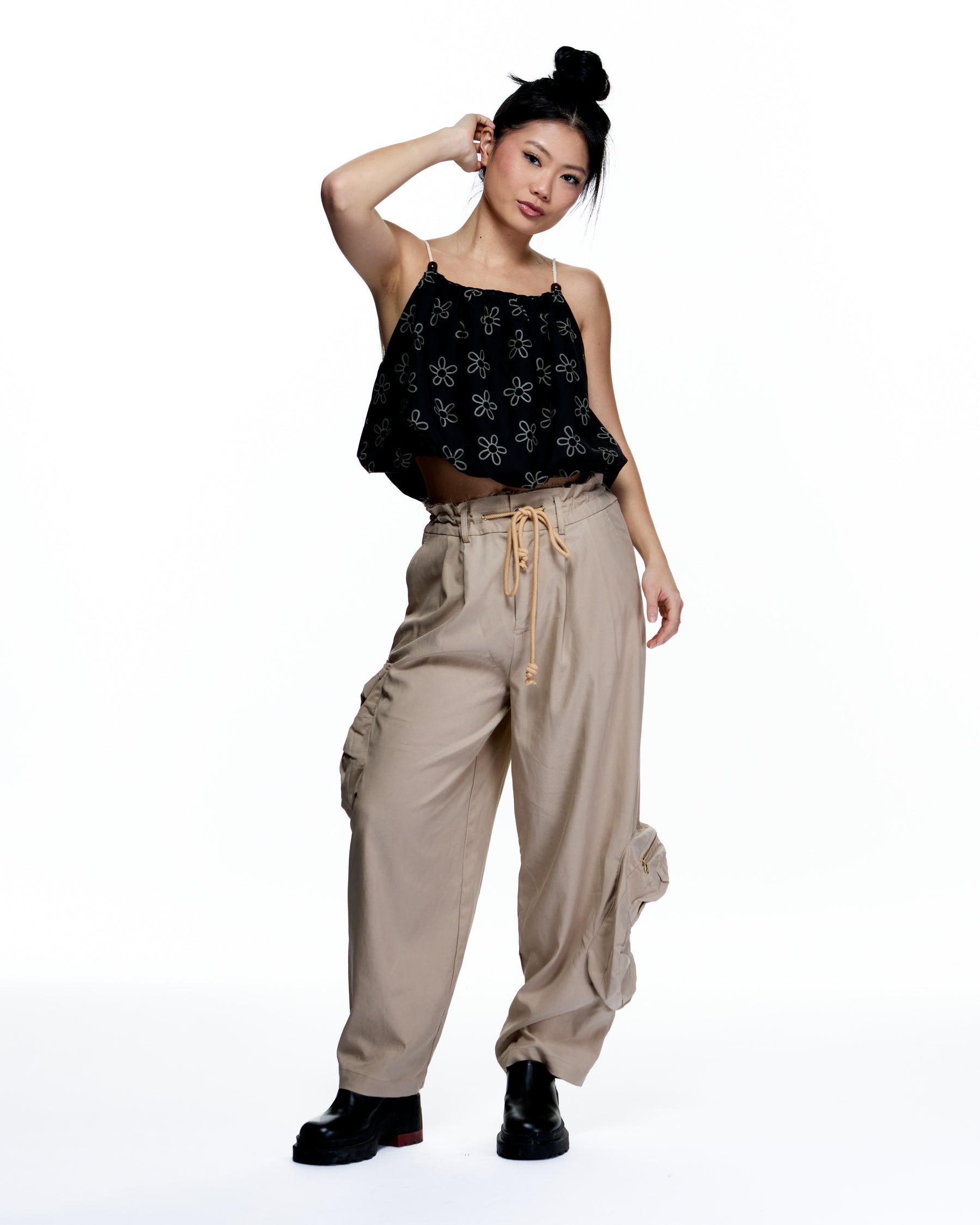 ASYMMETRIC FLOWER POCKETS CROPPED PANTS_SAND
