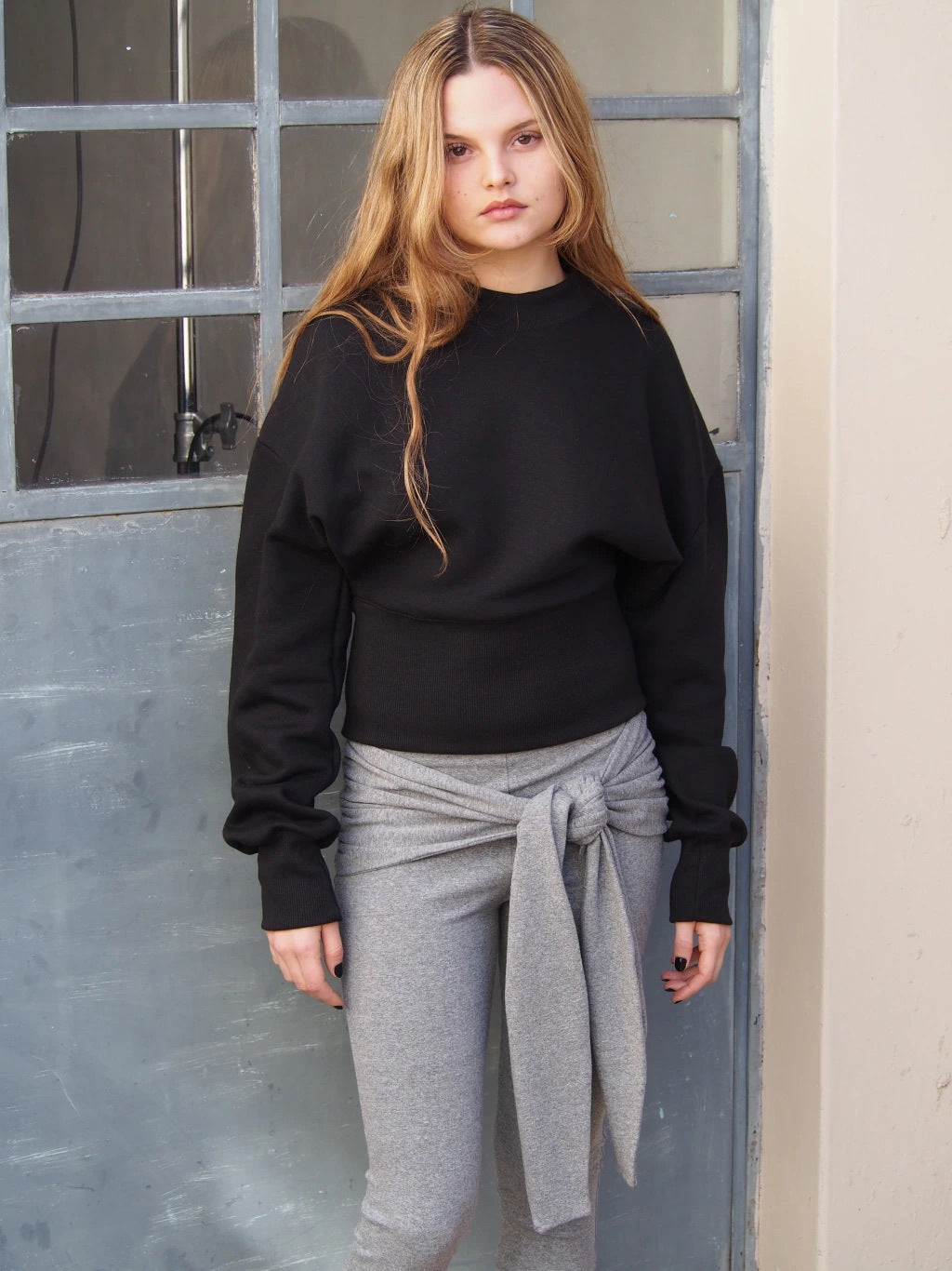 CREW FITTED SWEATSHIRT - BLACK