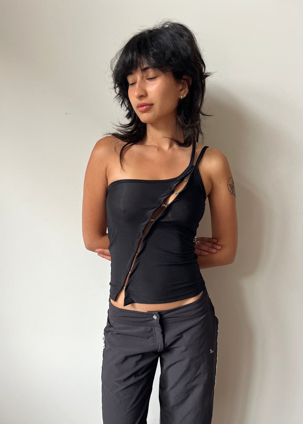 BLACK HOOK AND EYE DOUBLE STRAP TOP