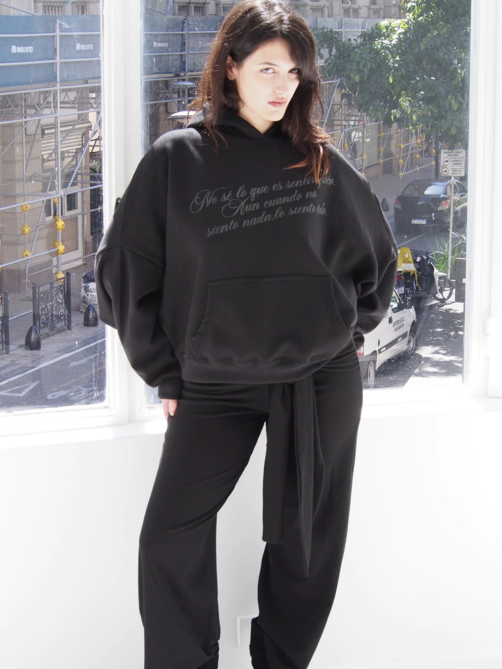HOODIE "SENTIR POCO" OVERSIZE - BLACK