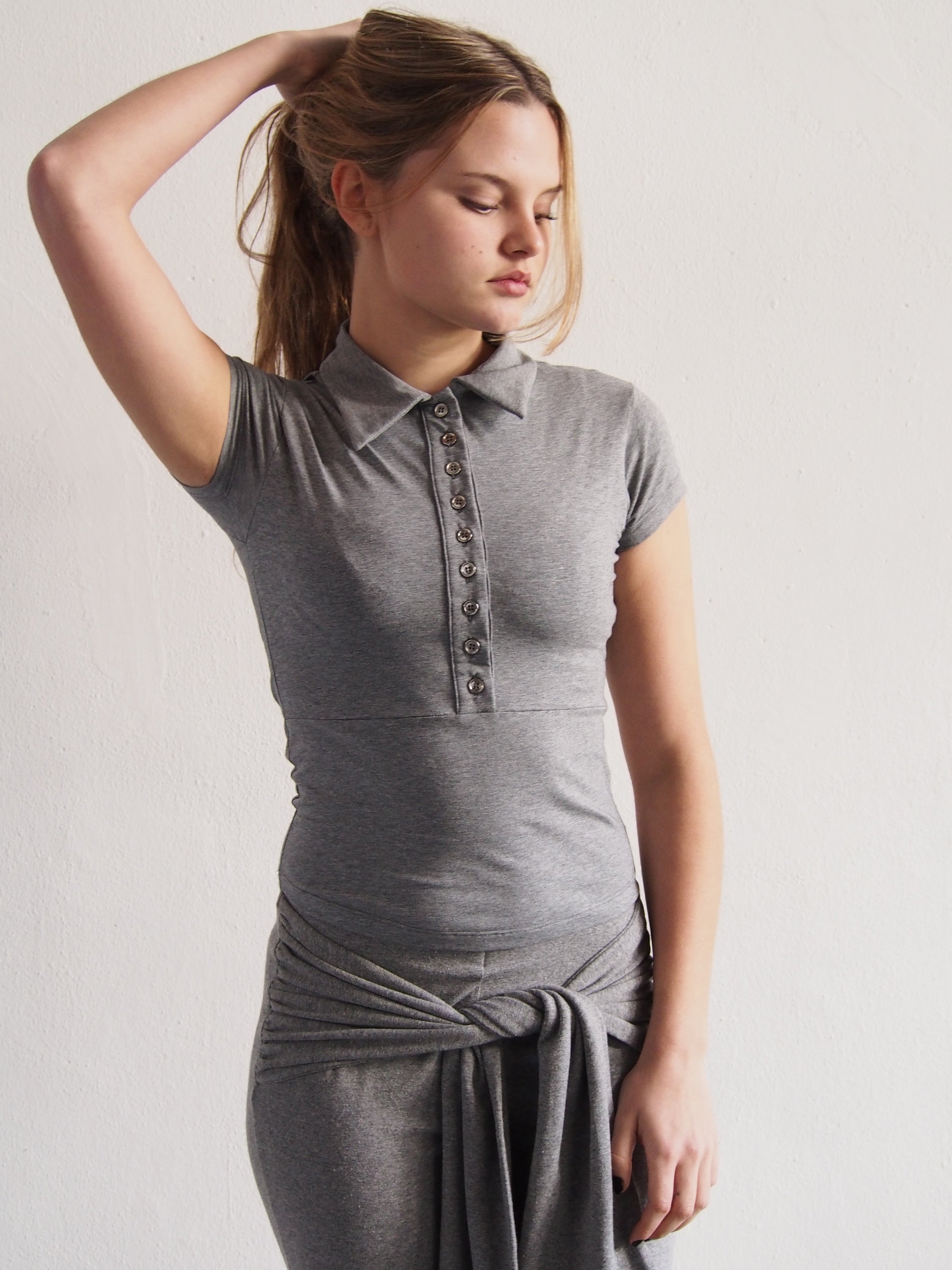 POLO FITTED TOP WITH MULTIPLE BUTTONS - GREY