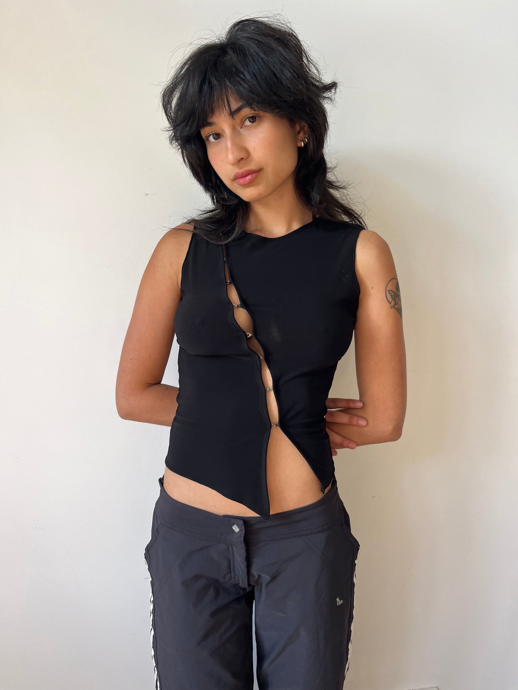 BLACK HOOK AND EYE TANK