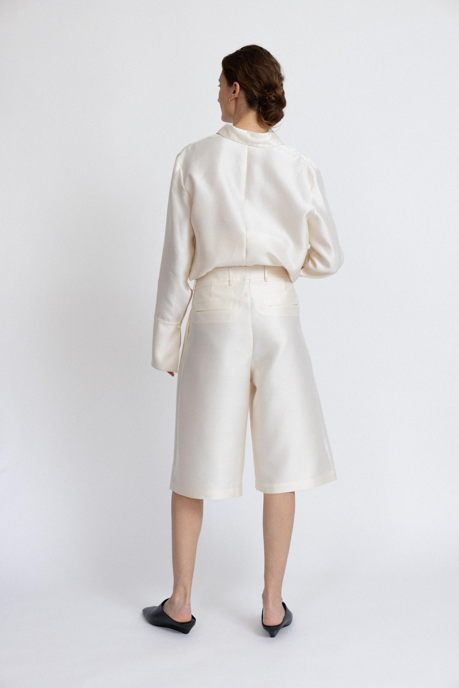 UNIFORM SHORTS IN STARLIGHT WHITE