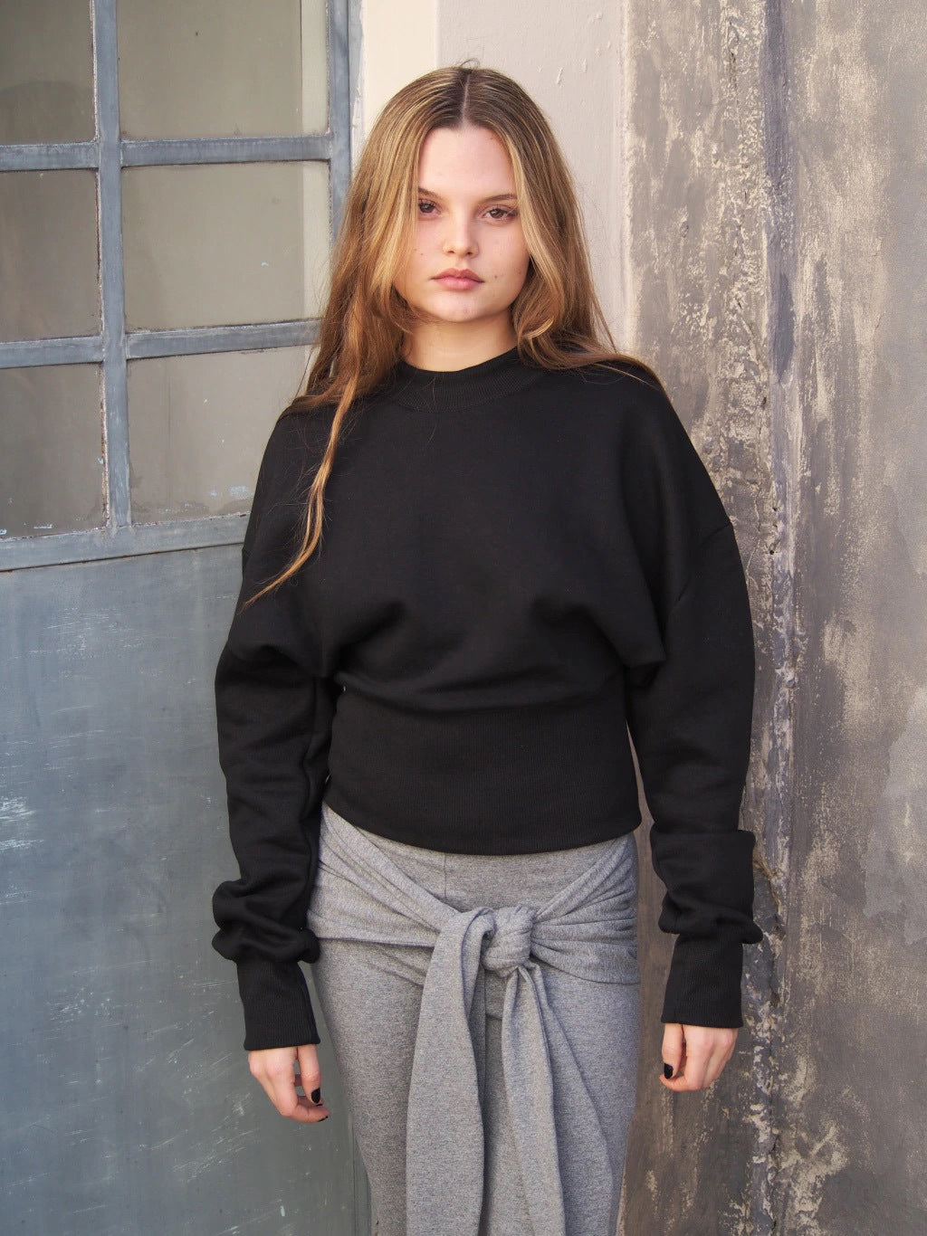 CREW FITTED SWEATSHIRT - BLACK