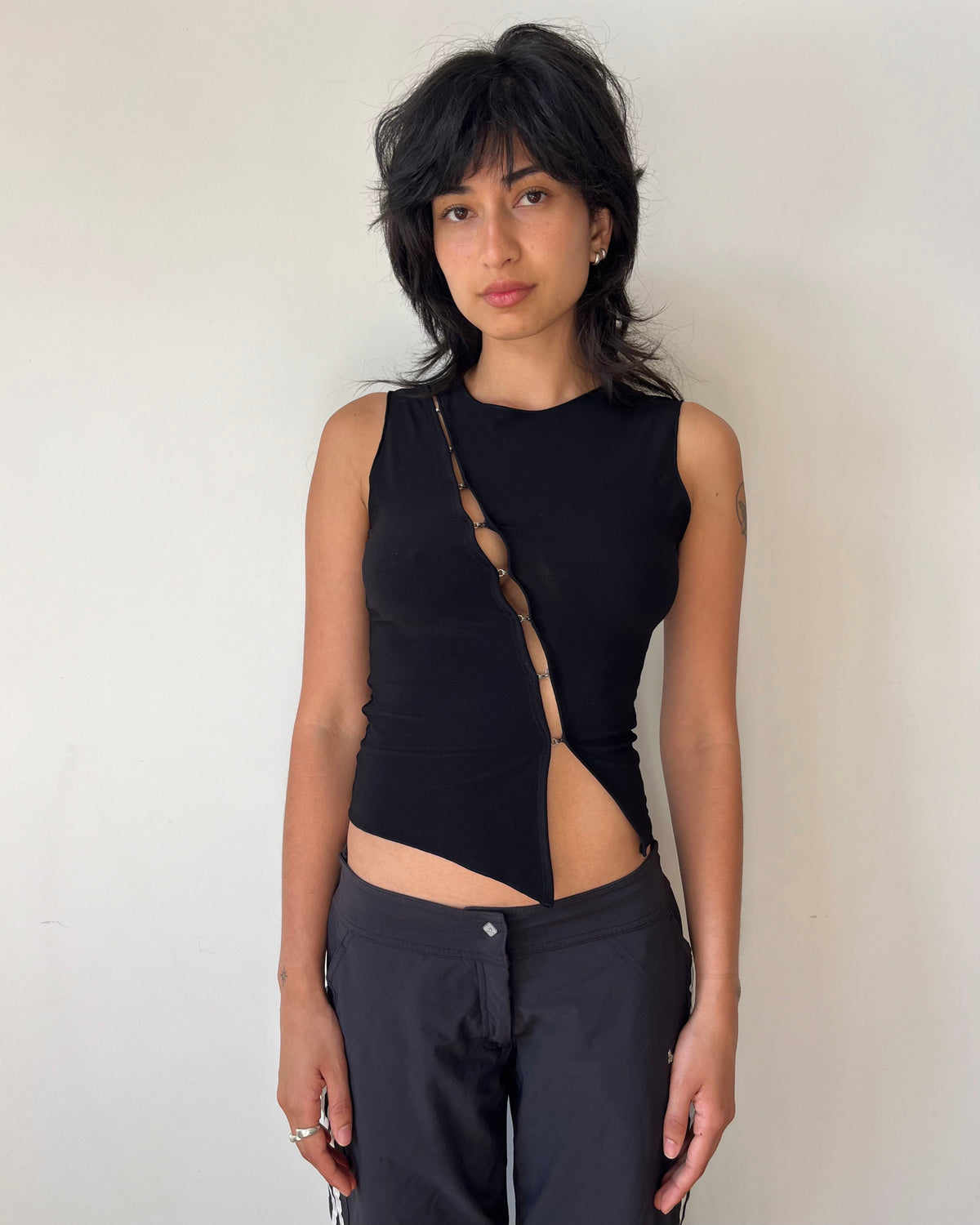 BLACK HOOK AND EYE TANK