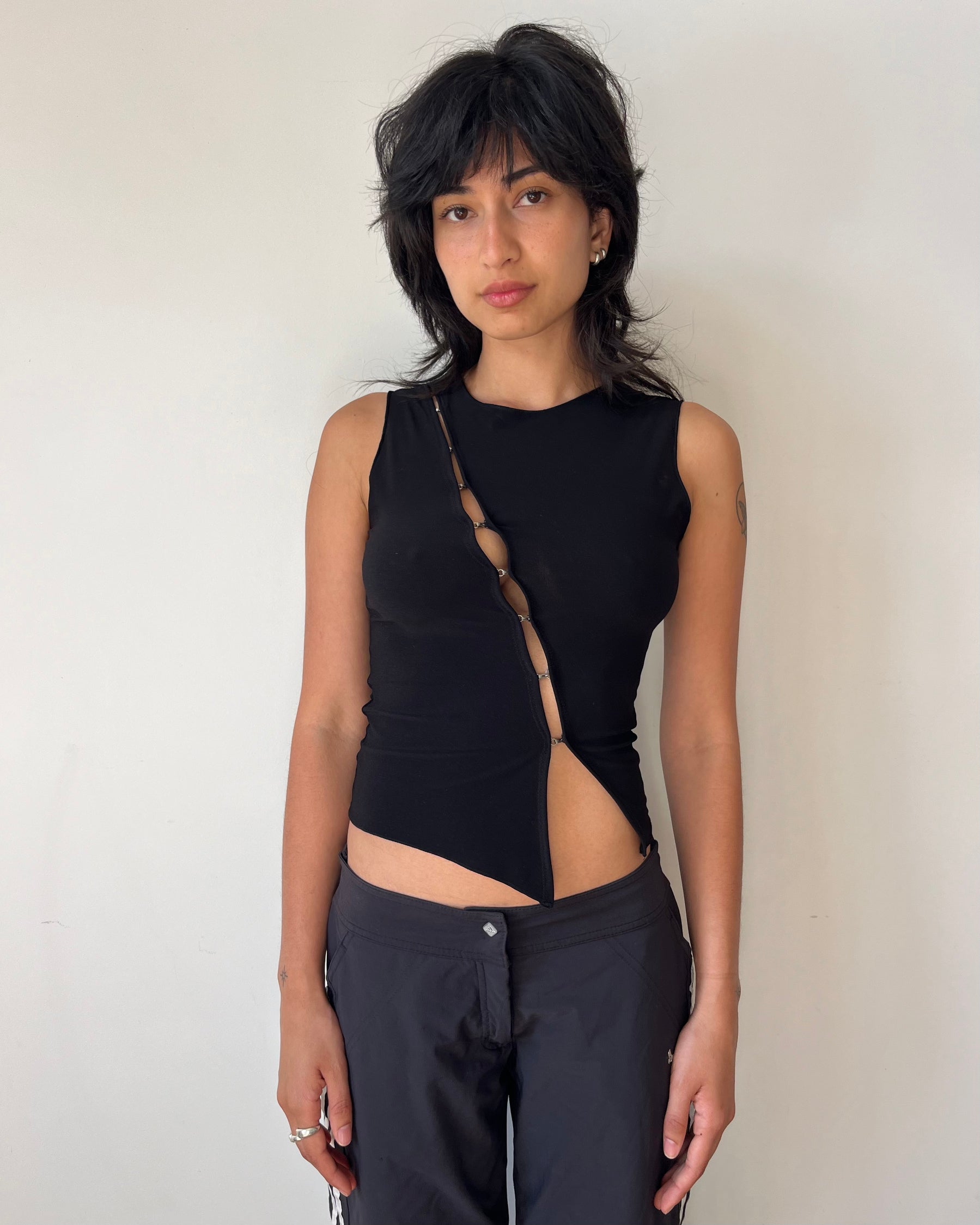BLACK HOOK AND EYE TANK