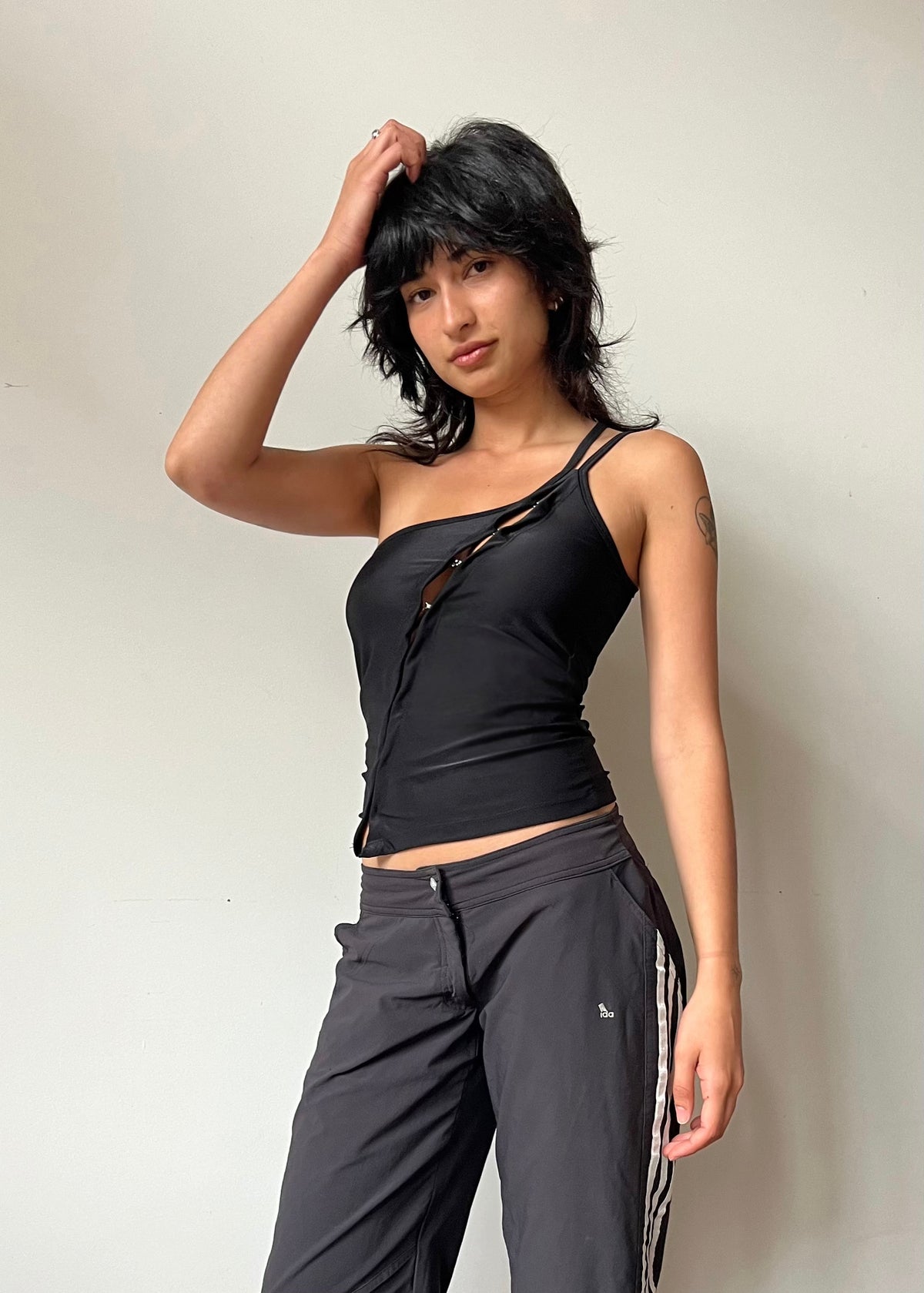 BLACK HOOK AND EYE DOUBLE STRAP TOP