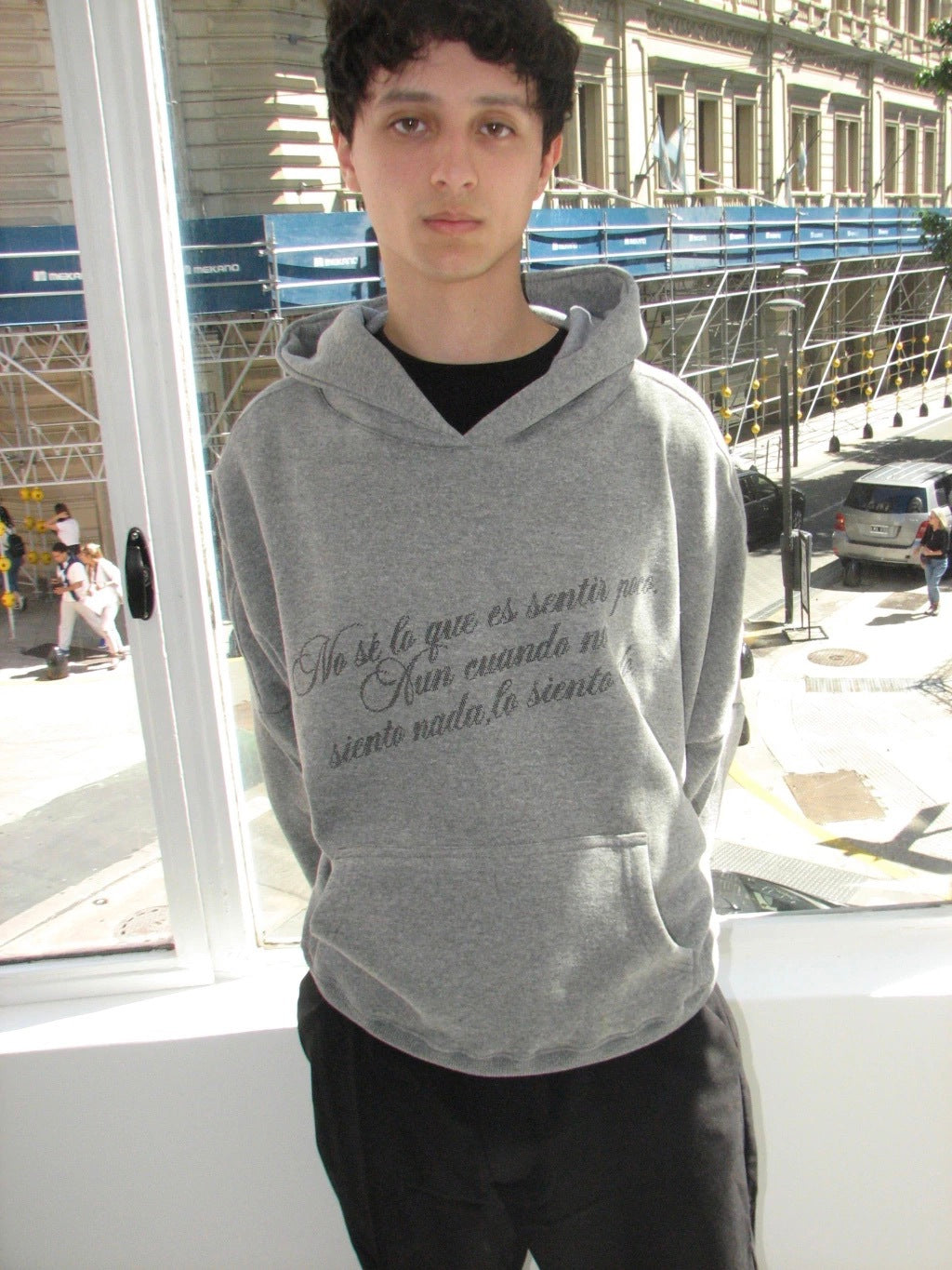 HOODIE "SENTIR POCO" OVERSIZED - GREY