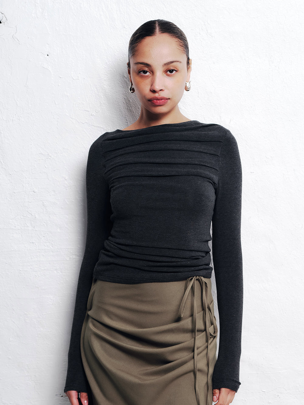 EVERYDAY CHIC TOP IN CHARCOAL