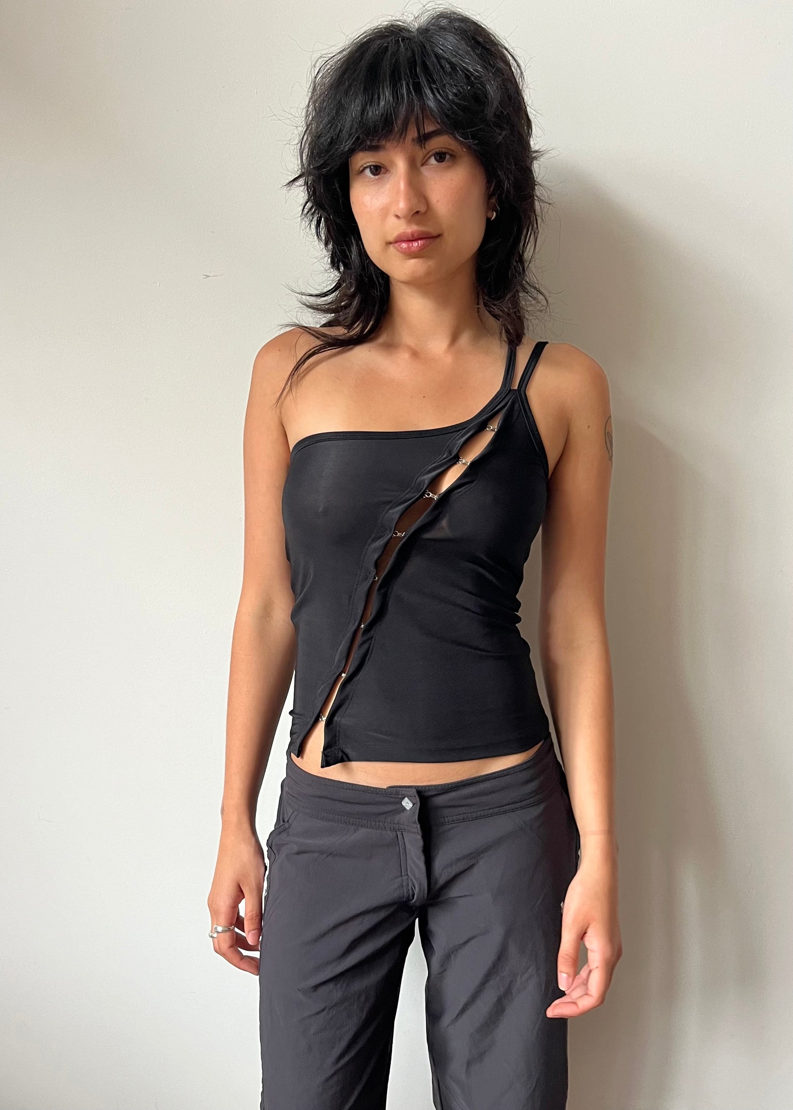 BLACK HOOK AND EYE DOUBLE STRAP TOP