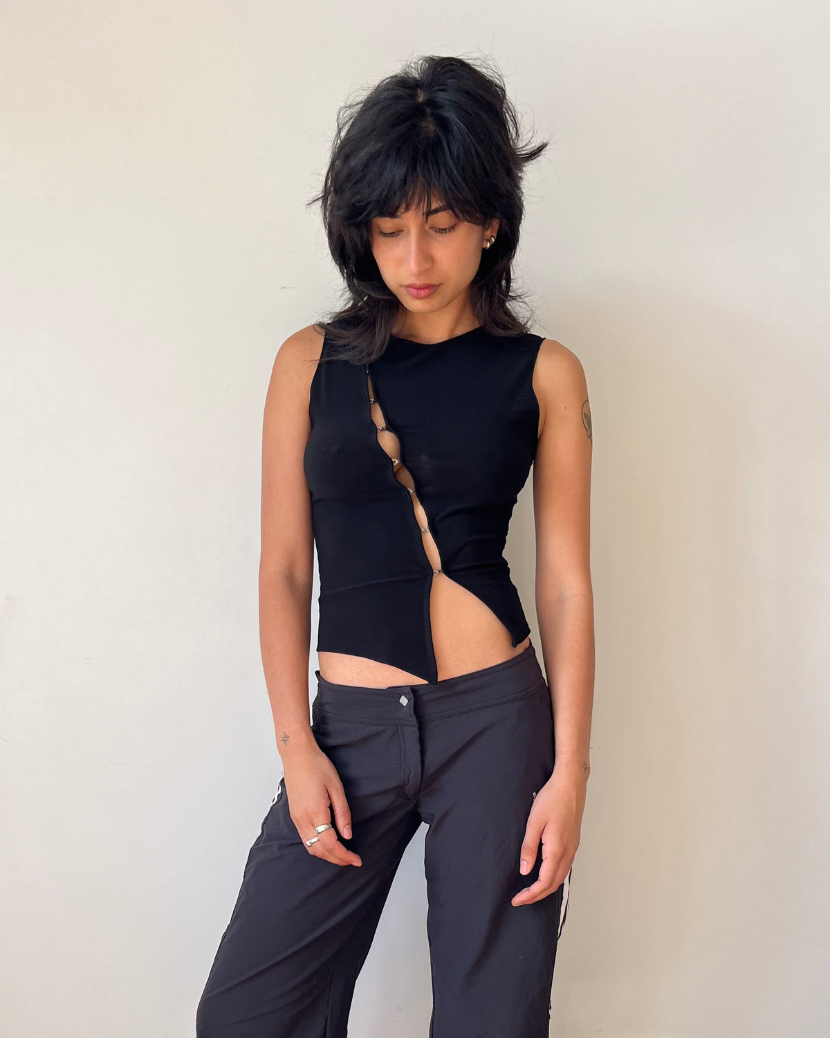 BLACK HOOK AND EYE TANK