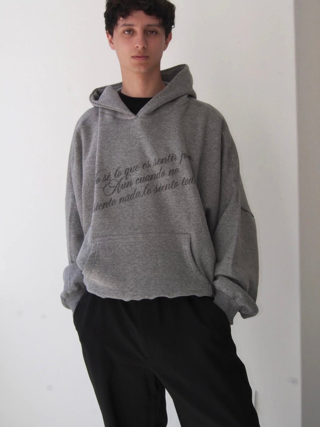 HOODIE "SENTIR POCO" OVERSIZED - GREY
