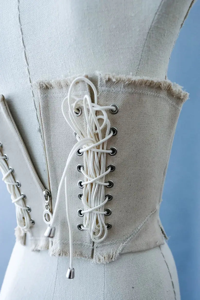 Scroll-like corset