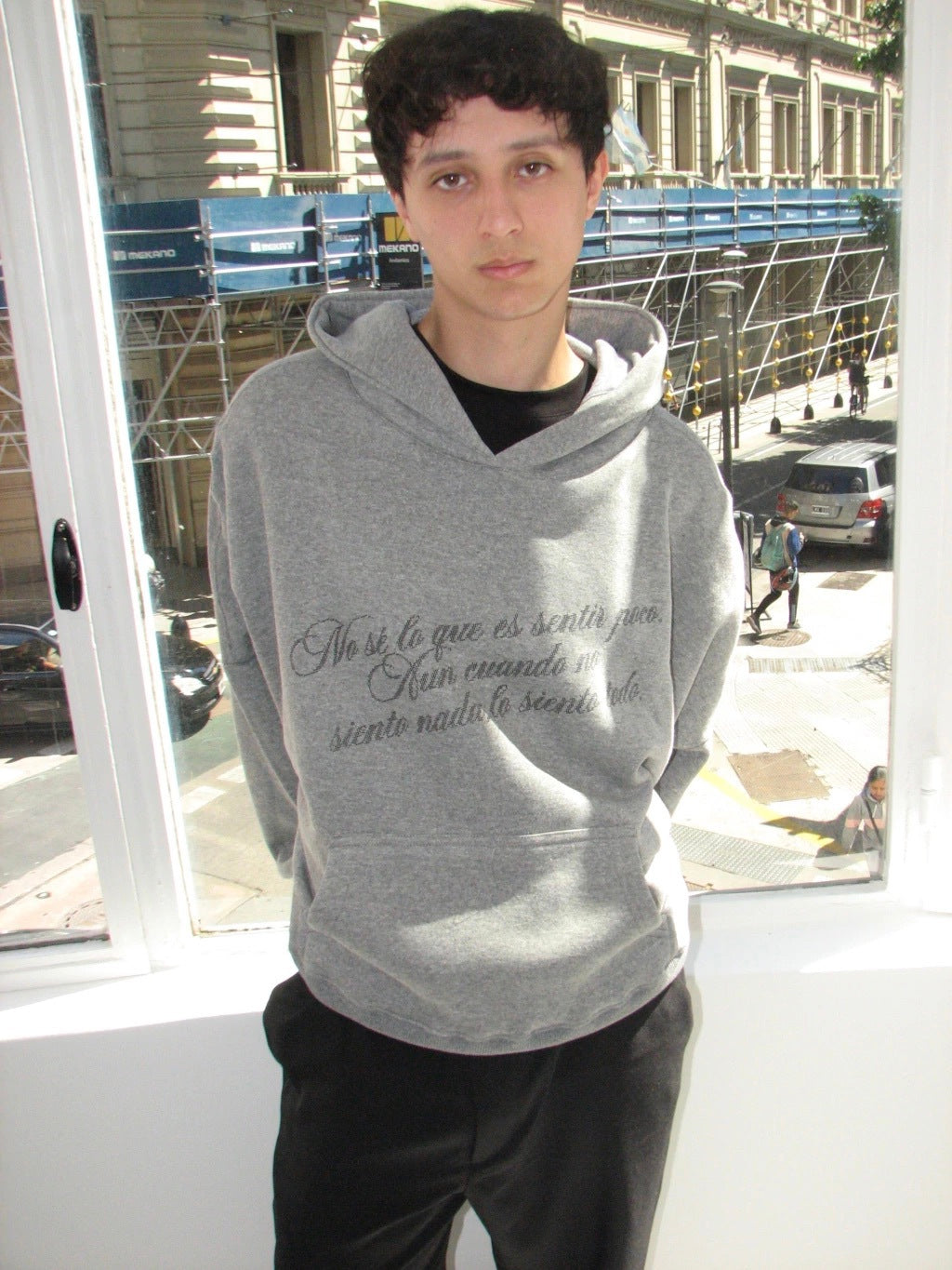 HOODIE "SENTIR POCO" OVERSIZED - GREY